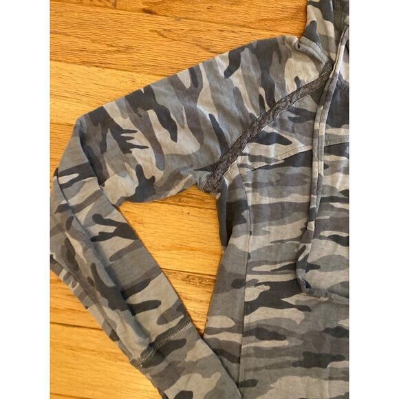 San Franciso City Lights, women's grey camouflage full zip, hooded sweater sz SM - Picture 2 of 11